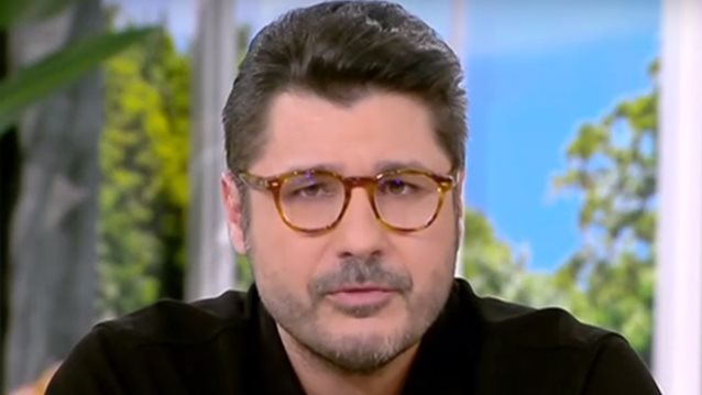 Ο Λάμπρος Κωνσταντάρας απαντά στα αρνητικά σχόλια για την "άδεια καρέκλα" της Φαίης Σκορδά
