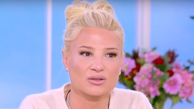 Συγκινήθηκε η Φαίη Σκορδά στον αέρα της εκπομπής της