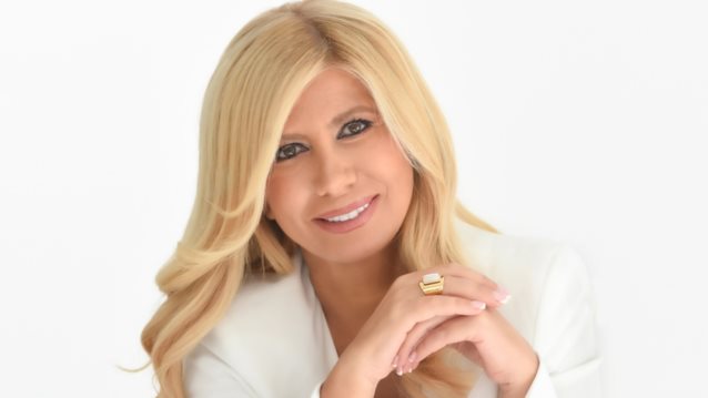 Καστανόξανθη με μακριά μαλλιά | Η Ζήνα Κουτσελίνη σε σπάνια βραδινή έξοδο με την κόρη της