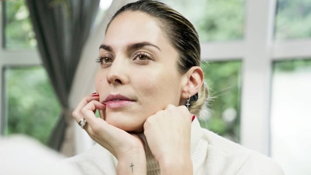 Η Μαντώ Γαστεράτου φωτογραφίζει τον σύζυγό της με τα παιδιά τους στην πρώτη μέρα στο σχολείο