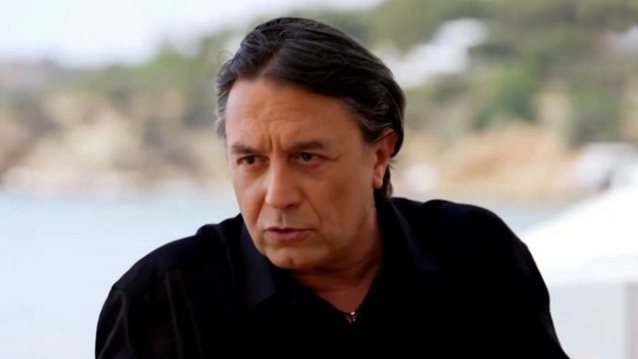 Ο Γιάννης Κότσιρας κατά της Εύης Δρούτσα επί σκηνής: Εάν λέμε το &quot;τα&quot; τρεις φορές, κινδυνεύουμε να φάμε μήνυση