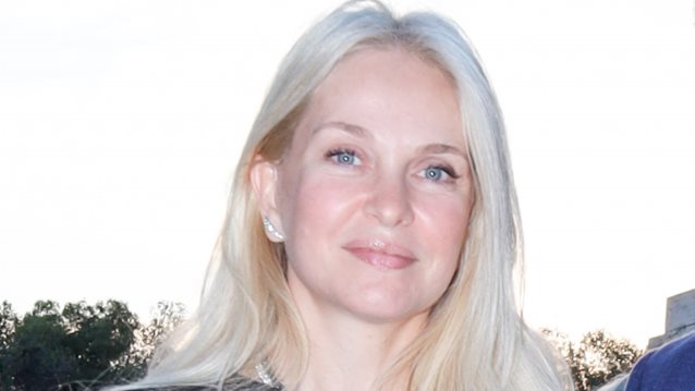 Μαρί Κωνσταντάτου | Σε νέα δημόσια εμφάνιση με τον σύζυγό της με βελούδινο μπλε κοστούμι