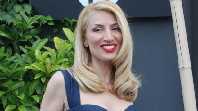 Η Μαρία Ηλιάκη στόλισε χριστουγεννιάτικο δέντρο | Οι πρώτες εικόνες από το σπίτι της