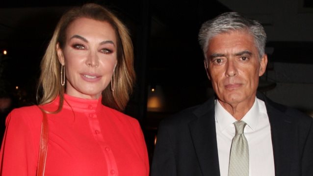 21 χρόνια πριν: Η Τατιάνα Στεφανίδου με μίνι νυφικό στο πλευρό του Νίκου Ευαγγελάτου