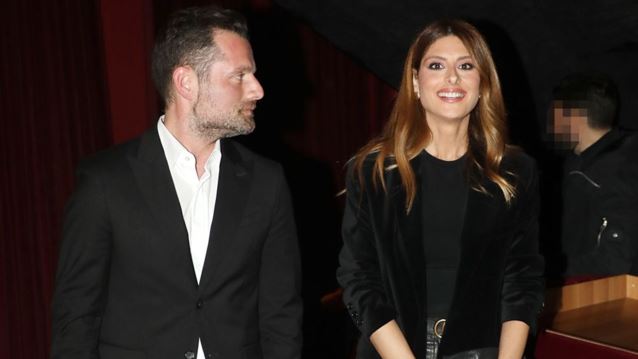 Η Ανθή Σαλαγκούδη ποζάρει με το μπικίνι της στην αγκαλιά του γοητευτικού συντρόφου της στην Κέα