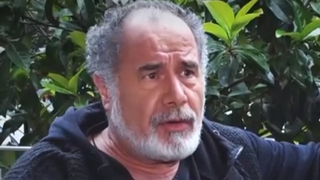 Θοδωρής Κατσαφάδος:&quot;Είπαν στον Νίκο Πολυδερόπουλο ότι δεν θα είναι στην παράσταση, όταν γύρισε από το μνημόσυνο του αδερφού του&quot;