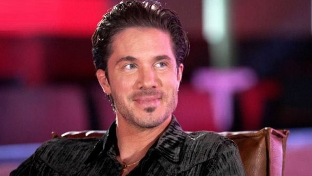 Πέταξαν αναπτήρα στον Νίκο Οικονομόπουλο την ώρα της συναυλίας του - "Όποιος το έκανε..."