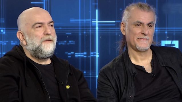 Πυξ Λαξ: &quot;Φάνηκε πολύ περίεργο που συνεργαστήκαμε με τον Βασίλη Καρρά, αλλά κάναμε πάντα του κεφαλιού μας&quot;