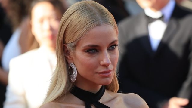 O stylish τρόπος με τον οποίο η Δούκισσα Νομικού προστατεύει τα μαλλιά (αλλά και πρόσωπο) της από τον ήλιο