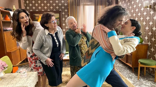 Tα Καλύτερα  μας Χρόνια | Ένας ξενόγλωσσος επισκέπτης φέρνει τα πάνω κάτω στην οικογένεια