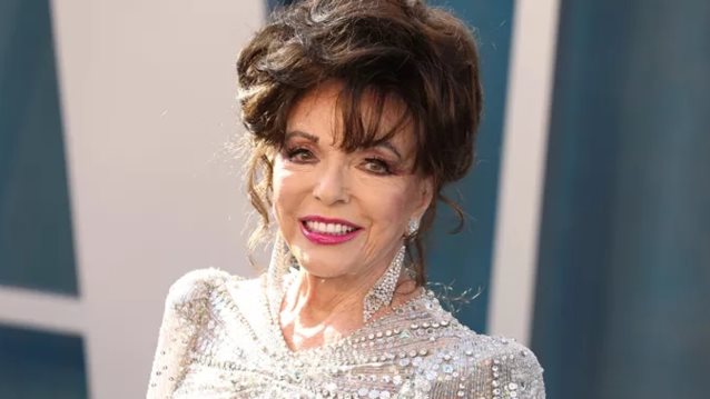 Όσκαρ 2024 | Η 90χρονη Joan Collins με σμαραγδί &quot;Old Hollywood&quot; φόρεμα με παγιέτες