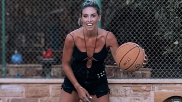 Ο Μπρούνο Τσερέλα μαθαίνει μπάσκετ στην Αθηνά Οικονομάκου και την τρολάρει: "Υπάρχει ένα θετικό..."