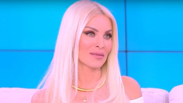 Η συγκίνηση της Κατερίνας Καινούργιου με την έκπληξη του συντρόφου της, Παναγιώτη Κουτσουμπή