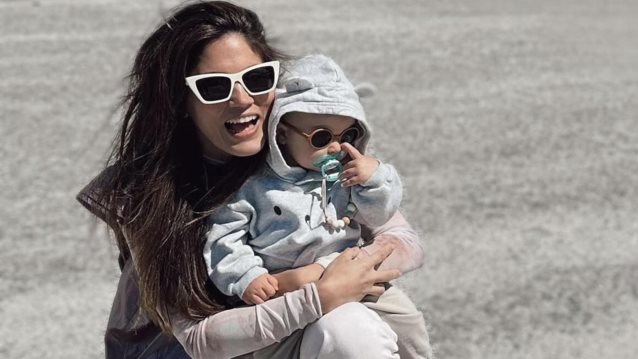 Η Μαίρη Συνατσάκη φωτογραφίζει την κόρη της να παίζει στην παραλία