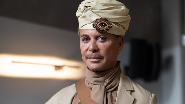 Το επίμαχο βίντεο που τρεις καλόγεροι ρωτούν τον Λάκη Γαβαλά "είστε άνδρας ή γυναίκα;" &amp; η αντίδρασή του