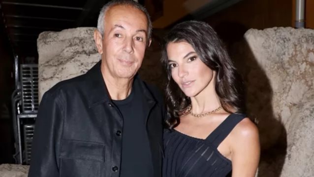 Η Δήμητρα Κούστα με λευκό κοστούμι και βελούδινο κορσέ στο πλευρό του Γιάννη Κούστα