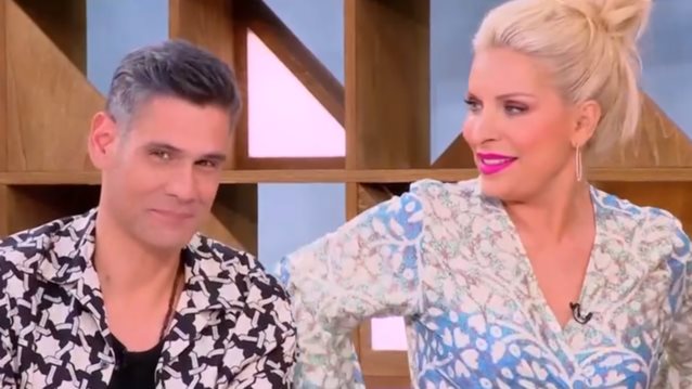 Η Ελένη Μενεγάκη αιφνιδίασε on air τον Δημήτρη Ουγγαρέζο: &quot;Υπέγραψες βρε;&quot;