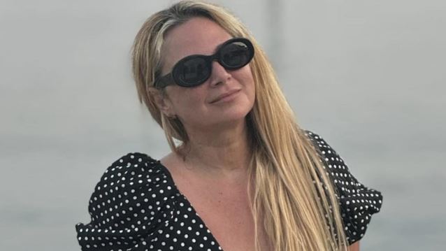 Η Νάνσυ Ζαμπέτογλου ποζάρει χωρίς ίχνος μακιγιάζ στις καλοκαιρινές της διακοπές με τον Νάσο Γαλακτερό