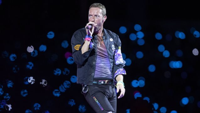 Αυτόν τον Έλληνα καλλιτέχνη ανέβασαν στη σκηνή του ΟΑΚΑ οι Coldplay