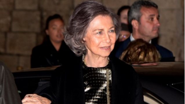 Fashion icon στα 85 της η βασίλισσα Σοφία: Τα δύο γεωμετρικά patterns, τα πολλά δαχτυλίδια και η μοδάτη τσάντα με τα τρουκς