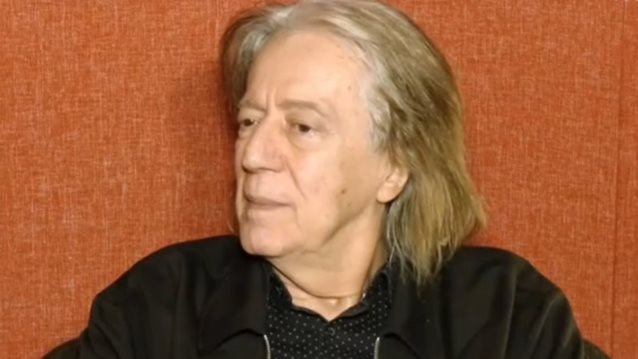 Κώστας Τουρνάς: &quot;Μου έλεγαν να μη βγάλω το τραγούδι γιατί θα πούνε ότι είμαι ομοφυλόφιλος&quot;