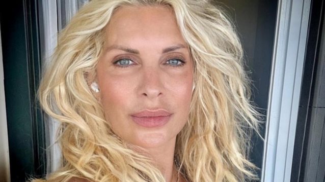 5 τρόποι που η Ελένη Μενεγάκη δείχνει νεότερη ακόμα και χωρίς μακιγιάζ