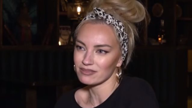 Τζούλια Νόβα: &quot;Μου είπαν πως για να βγω μαζί τους πρέπει να βάλω σακούλα στο κεφάλι&quot;