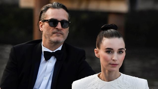 Χοακίν Φίνιξ: Η στιγμή που πέφτει στο πάτωμα για να βεβαιωθεί ότι η σύζυγός του είναι άψογη στο κόκκινο χαλί