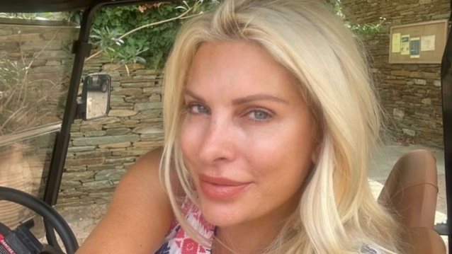 Η Ελένη Μενεγάκη ποζάρει πιο όμορφή από ποτέ και στέλνει το δικό της μήνυμα