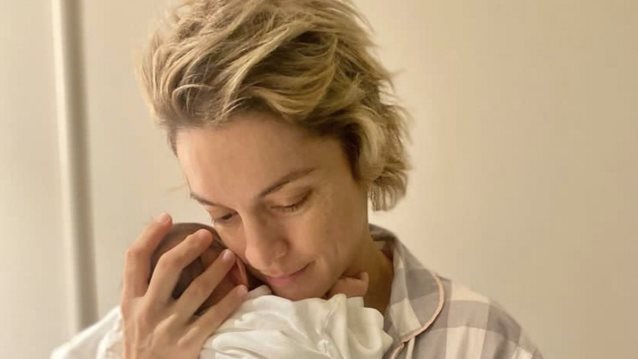 Η Γιούλικα Σκαφιδά ποζάρει μαζί με τον γιο της μπροστά στο χριστουγεννιάτικο δέντρο του σπιτιού της