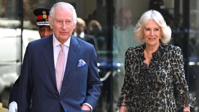 Έξαλλος ο Κάρολος: Η στιγμή που ο Βασιλιάς διατάζει φρουρό να βοηθήσει την Καμίλα να βάλει το παλτό της