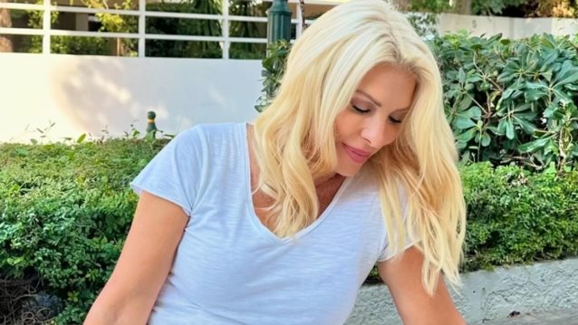 Η Ελένη Μενεγάκη ποζάρει με τον σκύλο της στην πρωινή τους βόλτα!