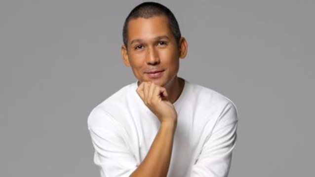 Ο Σωτήρης Κοντιζάς παίζει monopoly με τα παιδιά του φορώντας το τέλειο "ugly sweater"