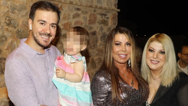 Η πρώτη δημόσια κοινή εμφάνιση της Άντζελας Δημητρίου με την Όλγα Κιουρτσάκη και τον γαμπρό της μετά τη διαμάχη