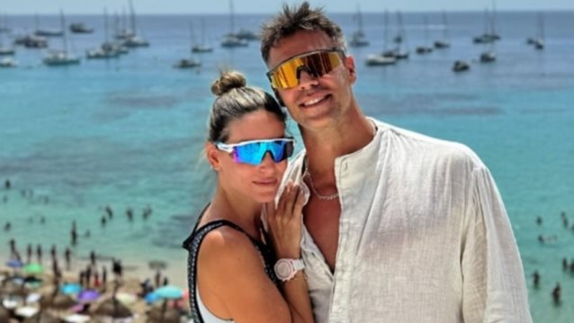 Το σχόλιο του Μπρούνο Τσερέλα στα ελληνικά κάτω από τη φωτογραφία της Αθηνάς Οικονομάκου