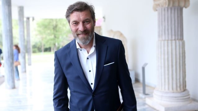 Αγνώριστος ο Γιάννης Στάνκογλου στα γυρίσματα της νέας σειράς που θα πρωταγωνιστήσει