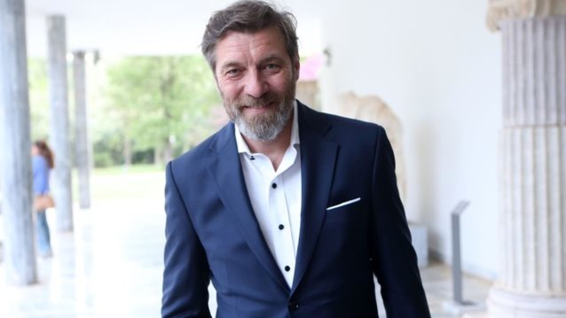 Ο Γιάννης Στάνκογλου στόλισε το διαμέρισμά του με τα δύο παιδιά του, τη Φοίβη και τον Φίλιππο