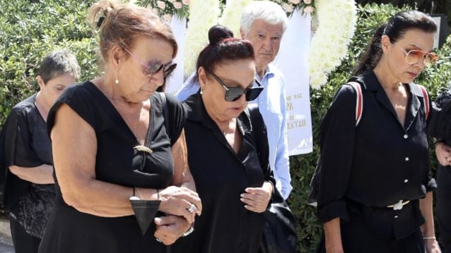 Απαρηγόρητη η Μίρκα Παπακωνσταντίνου στην κηδεία του Δάνη Κατρανίδη