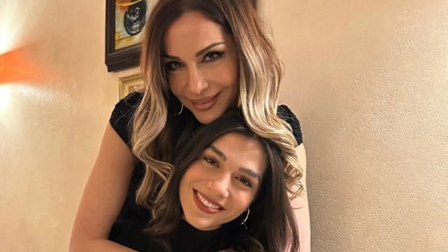 Μελίνα Νικολαΐδη: To Celia Kritharioti φόρεμα με τις ασορτί embellished μπότες που φόρεσε στην πρεμιέρα της μητέρας της