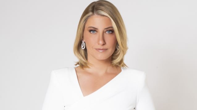 Η Σία Κοσιώνη με μαύρο κολάν και ψηλοτάκουνα μποτάκια στο κέντρο της Αθήνας