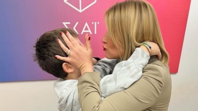 Η τρυφερή φωτογραφία του Δήμου Μπακογιάννη με τη μαμά του, Σία Κοσιώνη, για τα 7α γενέθλιά του