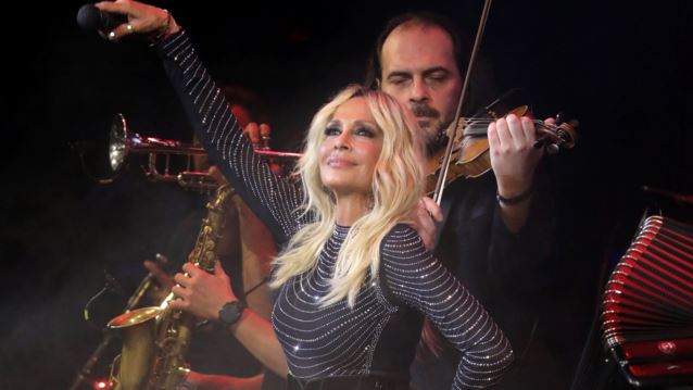 Η Άννα Βίσση τραγούδησε στη Ματούλα Ζαμάνη και της είπε ότι θα βγάλει τη μπλούζα της - Βίντεο