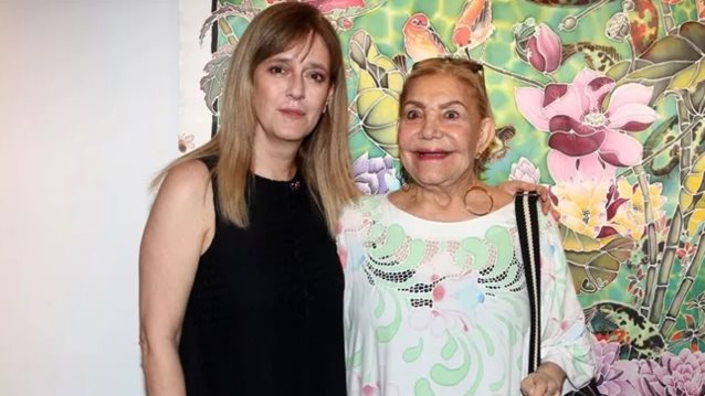 Δύο μήνες μετά τον θάνατο του Γιάννη Φέρτη, η Μαρίνα Ψάλτη στα εγκαίνια της έκθεσής της