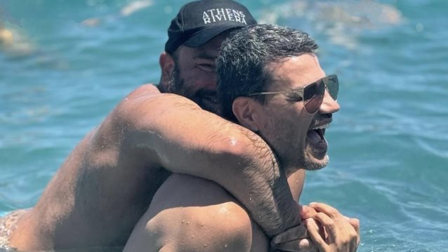 Ο Παντελής Τουτουντζής αγκαλιά με τον σύντροφό του στην Κρήτη λίγο πριν τον γάμο τους