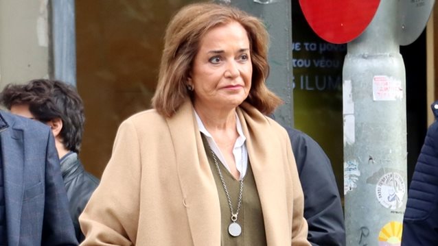 Η Ντόρα Μπακογιάννη σε χαλαρές στιγμές στο κέντρο της Αθήνας