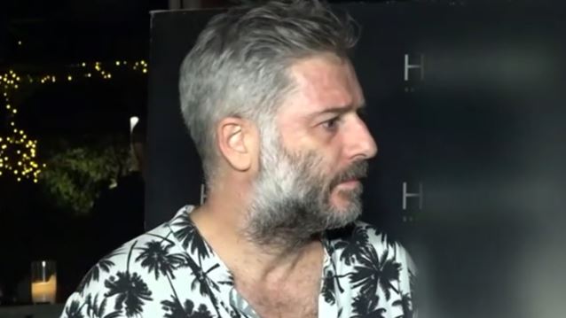 Σοκαρισμένος ο Αλέξανδρος Μπουρδούμης - Έμαθε on camera για το θάνατο του Ντίνου Καρύδη