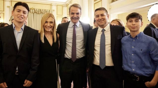 Η Τίνα Μεσσαροπούλου αποκάλυψε τον διάλογο που είχε με τον γιο της πριν την ορκωμοσία του Γιώργου Μυλωνάκη