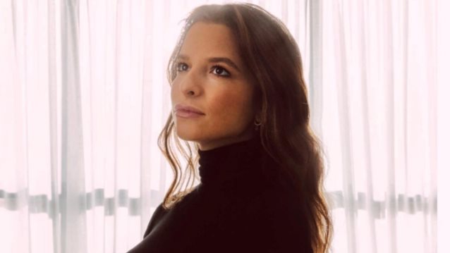 Η Εριέττα Κούρκουλου Λάτση σε επίσημο γκαλά με βελούδινη εφαρμοστή τουαλέτα