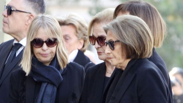 Το τελευταίο αντίο στον Κώστα Σημίτη | Συγκινημένη η Δάφνη Σημίτη στη Μητρόπολη Αθηνών