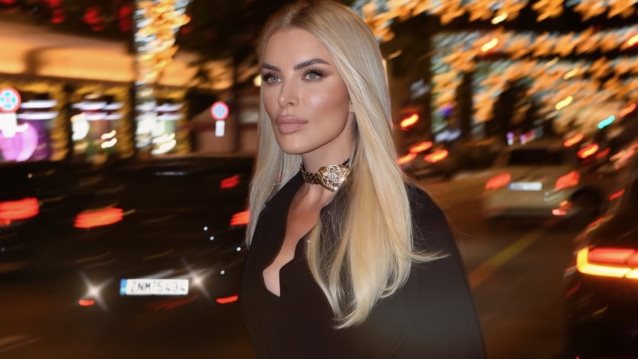 Η εκθαμβωτική εμφάνιση της Κατερίνας Καινούργιου σε γάμο στο κέντρο της Αθήνας